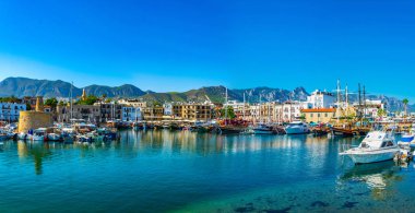 Girne, Kıbrıs, 25 Ağustos 2017: Girne/Girne limanında bir güneşli yaz günü, Cypru sırasında görünümünü