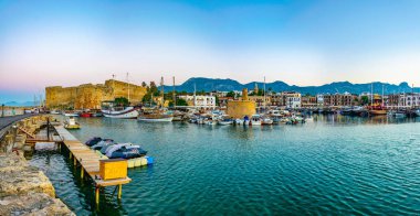 Girne, Kıbrıs, 25 Ağustos 2017: Girne/Girne limanında bir güneşli yaz günü, Cypru sırasında görünümünü