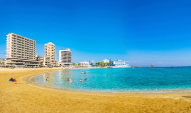 Famagusta, Kıbrıs, 29 Ağustos 2017: İnsanlar güneşli bir gün Varosia Gazimağusa İlçesi, Cypru önünde bir plajda tadını çıkarıyor