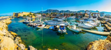 Girne, Kıbrıs, 25 Ağustos 2017: Girne/Girne limanında bir güneşli yaz günü, Cypru sırasında görünümünü