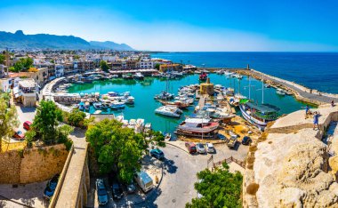 Girne, Kıbrıs, 25 Ağustos 2017: Girne/Girne limanında bir güneşli yaz günü, Cypru sırasında görünümünü