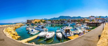 Girne, Kıbrıs, 25 Ağustos 2017: Girne/Girne limanında bir güneşli yaz günü, Cypru sırasında görünümünü