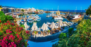 Girne, Kıbrıs, 25 Ağustos 2017: Girne/Girne limanında bir güneşli yaz günü, Cypru sırasında görünümünü