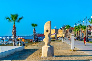 Larnaca, Kıbrıs, 15 Ağustos 2017: İnsanlar Ortaçağ Kalesi, Larnaka, Cypru içindedirler