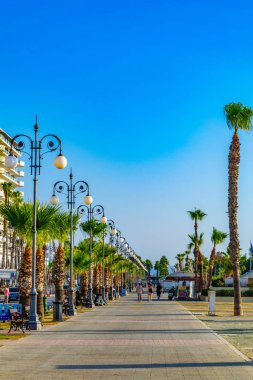 Larnaca, Kıbrıs, 15 Ağustos 2017: İnsanlar Ortaçağ Kalesi, Larnaka, Cypru içindedirler