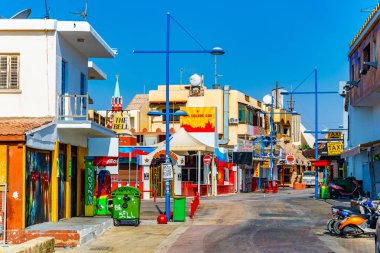 Agia Napa, Kıbrıs, 15 Ağustos 2017: Street bol turistik dükkanlar ve restoranlar, Agia Napa, Cypru