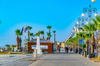 Larnaca, Kıbrıs, 15 Ağustos 2017: İnsanlar Ortaçağ Kalesi, Larnaka, Cypru içindedirler