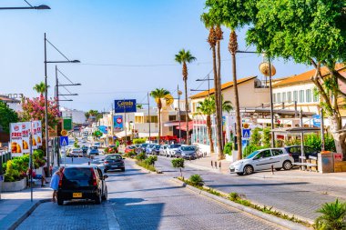 Agia Napa, Kıbrıs, 15 Ağustos 2017: Street bol turistik dükkanlar ve restoranlar, Agia Napa, Cypru