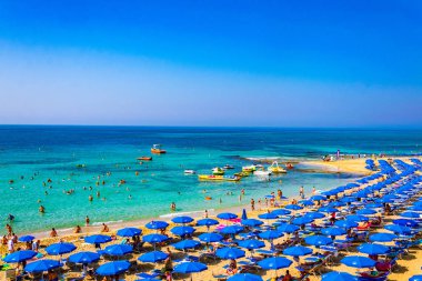 Agia Napa, Kıbrıs, 15 Ağustos 2017: İnsanlar güneşli bir gün Agia Napa, Cypru adlı bir plajda tadını çıkarıyor