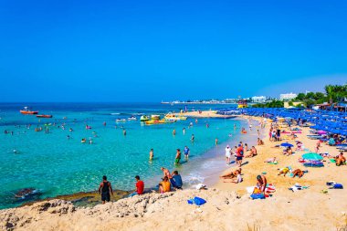 Agia Napa, Kıbrıs, 15 Ağustos 2017: İnsanlar güneşli bir gün Agia Napa, Cypru adlı bir plajda tadını çıkarıyor