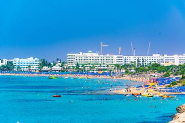 Agia Napa, Kıbrıs, 15 Ağustos 2017: İnsanlar güneşli bir gün Agia Napa, Cypru adlı bir plajda tadını çıkarıyor