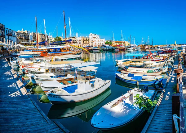 Girne, Kıbrıs, 25 Ağustos 2017: Girne/Girne limanında bir güneşli yaz günü, Cypru sırasında görünümünü