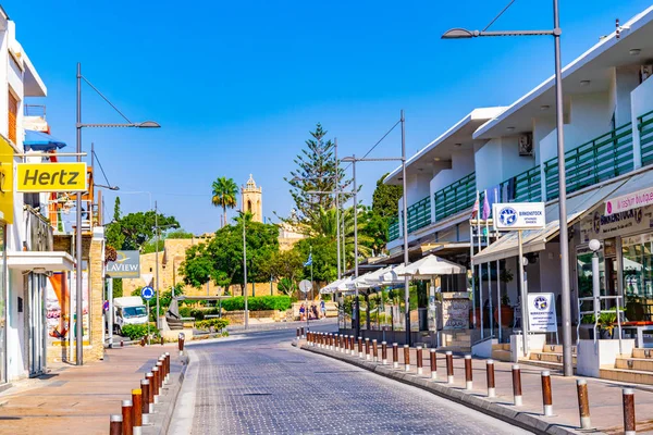 Agia Napa, Kıbrıs, 15 Ağustos 2017: Street bol turistik dükkanlar ve restoranlar, Agia Napa, Cypru