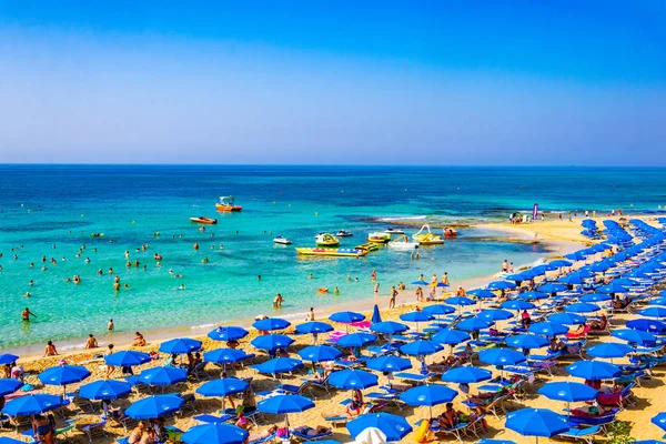 Agia Napa, Kıbrıs, 15 Ağustos 2017: İnsanlar güneşli bir gün Agia Napa, Cypru adlı bir plajda tadını çıkarıyor