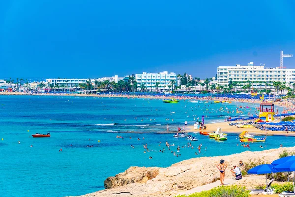 Agia Napa, Kıbrıs, 15 Ağustos 2017: İnsanlar güneşli bir gün Agia Napa, Cypru adlı bir plajda tadını çıkarıyor