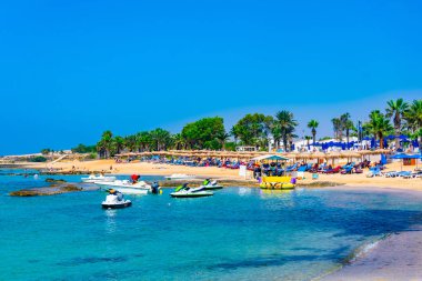 Agia Napa, Kıbrıs, 15 Ağustos 2017: İnsanlar güneşli bir gün Agia Napa, Cypru adlı bir plajda tadını çıkarıyor