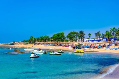 Agia Napa, Kıbrıs, 15 Ağustos 2017: İnsanlar güneşli bir gün Agia Napa, Cypru adlı bir plajda tadını çıkarıyor