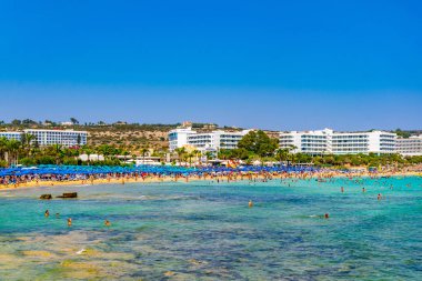 Agia Napa, Kıbrıs, 15 Ağustos 2017: İnsanlar güneşli bir gün Agia Napa, Cypru adlı bir plajda tadını çıkarıyor