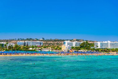 Agia Napa, Kıbrıs, 15 Ağustos 2017: İnsanlar güneşli bir gün Agia Napa, Cypru adlı bir plajda tadını çıkarıyor