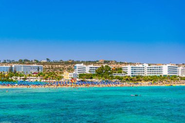 Agia Napa, Kıbrıs, 15 Ağustos 2017: İnsanlar güneşli bir gün Agia Napa, Cypru adlı bir plajda tadını çıkarıyor