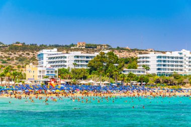 Agia Napa, Kıbrıs, 15 Ağustos 2017: İnsanlar güneşli bir gün Agia Napa, Cypru adlı bir plajda tadını çıkarıyor