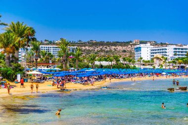 Agia Napa, Kıbrıs, 15 Ağustos 2017: İnsanlar güneşli bir gün Agia Napa, Cypru adlı bir plajda tadını çıkarıyor