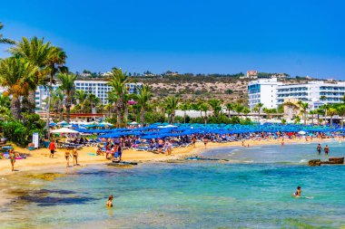 Agia Napa, Kıbrıs, 15 Ağustos 2017: İnsanlar güneşli bir gün Agia Napa, Cypru adlı bir plajda tadını çıkarıyor