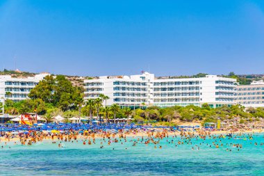Agia Napa, Kıbrıs, 15 Ağustos 2017: İnsanlar güneşli bir gün Agia Napa, Cypru adlı bir plajda tadını çıkarıyor