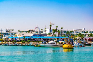 Agia Napa, Kıbrıs, 15 Ağustos 2017: Agia Napa, Cypru turistik limanından görünümünü