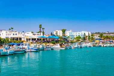 Agia Napa, Kıbrıs, 15 Ağustos 2017: Agia Napa, Cypru turistik limanından görünümünü