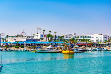 Agia Napa, Kıbrıs, 15 Ağustos 2017: Agia Napa, Cypru turistik limanından görünümünü