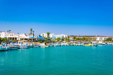 Agia Napa, Kıbrıs, 15 Ağustos 2017: Agia Napa, Cypru turistik limanından görünümünü