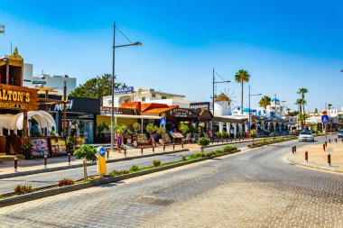 Agia Napa, Kıbrıs, 15 Ağustos 2017: Street bol turistik dükkanlar ve restoranlar, Agia Napa, Cypru