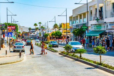 Agia Napa, Kıbrıs, 15 Ağustos 2017: Street bol turistik dükkanlar ve restoranlar, Agia Napa, Cypru