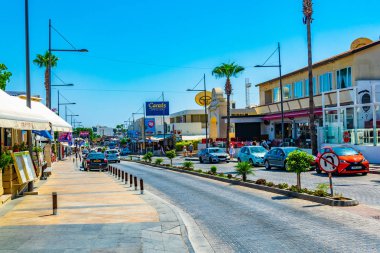 Agia Napa, Kıbrıs, 15 Ağustos 2017: Street bol turistik dükkanlar ve restoranlar, Agia Napa, Cypru