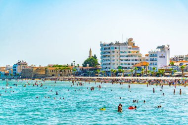 Larnaca, Kıbrıs, 15 Ağustos 2017: Finikoudes manzara plaj Larnaka, Cypru