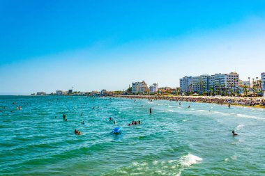 Larnaca, Kıbrıs, 15 Ağustos 2017: Finikoudes manzara plaj Larnaka, Cypru