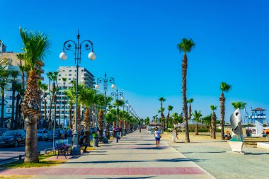 Larnaca, Kıbrıs, 15 Ağustos 2017: İnsanlar Finikoudes mesire Larnaka, Cypru güneşli bir günde tadını çıkarıyor
