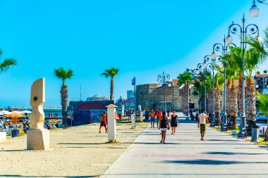 Larnaca, Kıbrıs, 15 Ağustos 2017: İnsanlar Finikoudes mesire Larnaka, Cypru güneşli bir günde tadını çıkarıyor