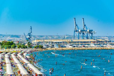 Larnaca, Kıbrıs, 15 Ağustos 2017: İnsanlar güneşli bir gün Larnaka, Cypru adlı bir plajda tadını çıkarıyor