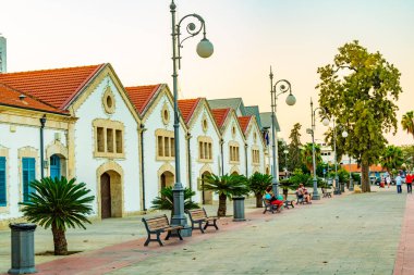 Larnaca, Kıbrıs, 15 Ağustos 2017: İnsanlar tarafından Larnaka, Cypru Belediye Sanat galerisinde geçiyor