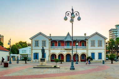 Larnaca, Kıbrıs, 15 Ağustos 2017: İnsanlar tarafından Larnaka, Cypru Belediye Sanat galerisinde geçiyor