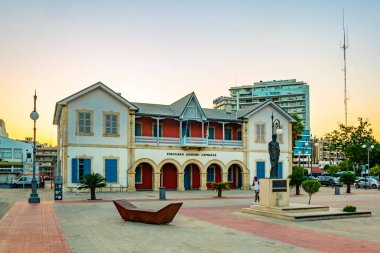 Larnaca, Kıbrıs, 15 Ağustos 2017: İnsanlar tarafından Larnaka, Cypru Belediye Sanat galerisinde geçiyor