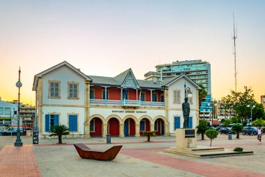 Larnaca, Kıbrıs, 15 Ağustos 2017: İnsanlar tarafından Larnaka, Cypru Belediye Sanat galerisinde geçiyor