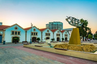 Larnaca, Kıbrıs, 15 Ağustos 2017: İnsanlar tarafından Larnaka, Cypru Belediye Sanat galerisinde geçiyor