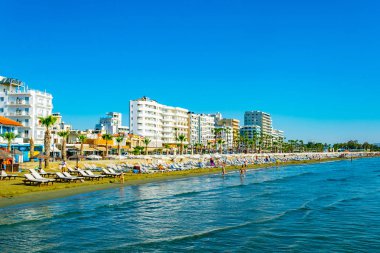 Larnaca, Kıbrıs, 16 Ağustos 2017: Finikoudes manzara plaj Larnaka, Cypru