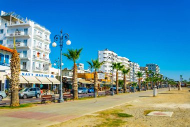 Larnaca, Kıbrıs, 16 Ağustos 2017: İnsanlar Finikoudes mesire Larnaka, Cypru güneşli bir günde tadını çıkarıyor