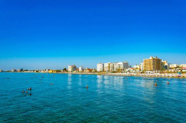 Larnaca, Kıbrıs, 16 Ağustos 2017: Finikoudes manzara plaj Larnaka, Cypru