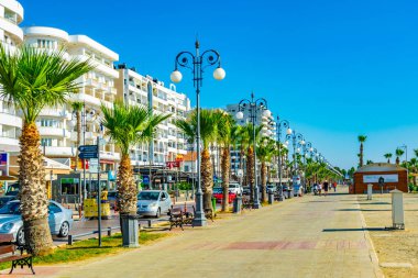 Larnaca, Kıbrıs, 16 Ağustos 2017: İnsanlar Finikoudes mesire Larnaka, Cypru güneşli bir günde tadını çıkarıyor