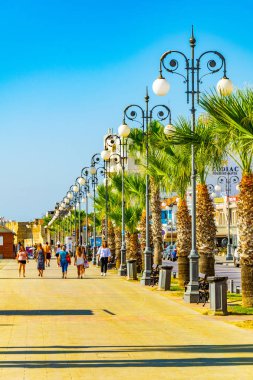 Larnaca, Kıbrıs, 16 Ağustos 2017: İnsanlar Finikoudes mesire Larnaka, Cypru güneşli bir günde tadını çıkarıyor